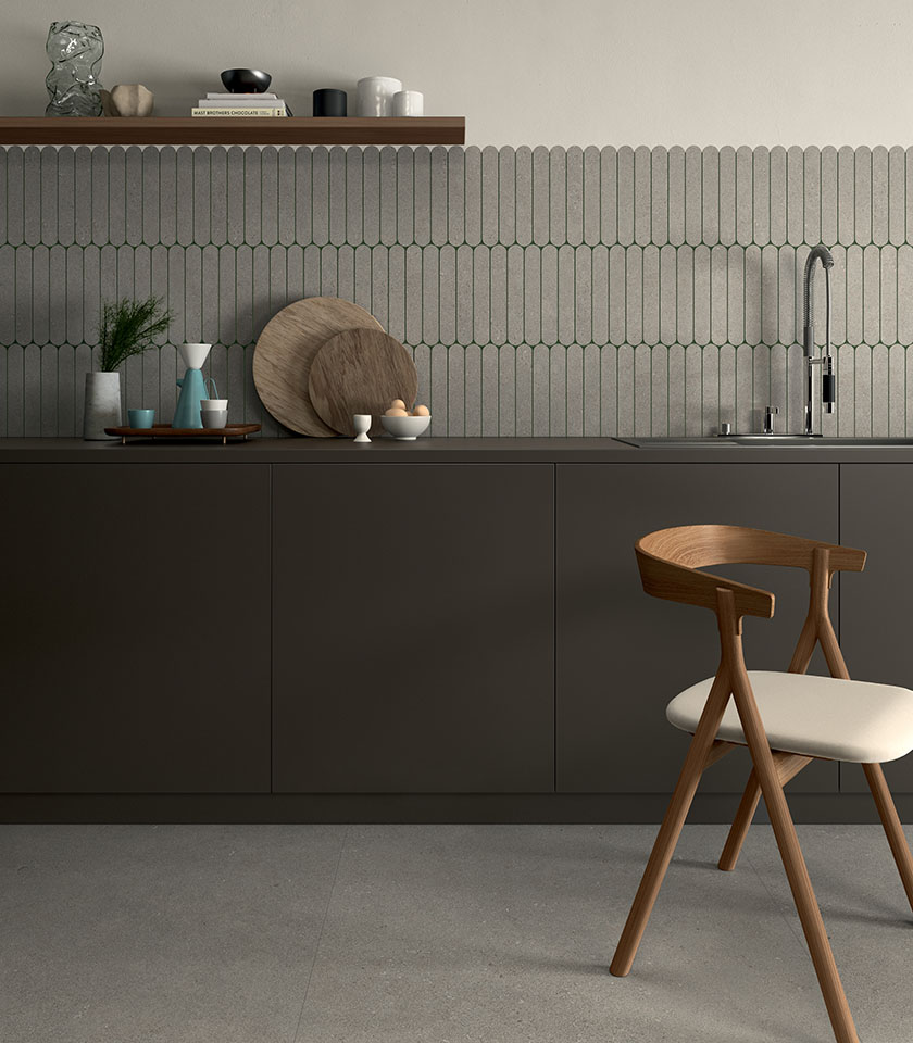 Modern kitchen with geometric wall tiles, neutral tones and wooden details.