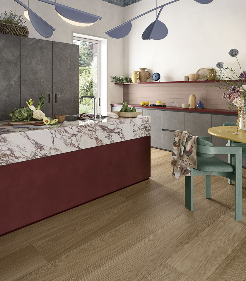 Contemporary kitchen with flooring from the Biocharme collection in Bark wood effect, an island featuring a surface from the Noblesse collection in Arabesque marble effect, Pulse elements in the Shadow shade and Pigmenti Mauve wall covering.