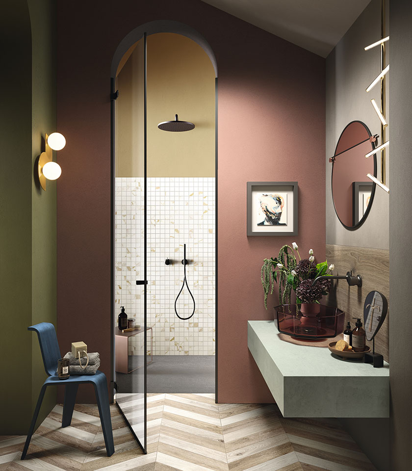 Sophisticated bathroom with herringbone wood-effect flooring, marble-look mosaic and enveloping tones for an original, contemporary atmosphere.
